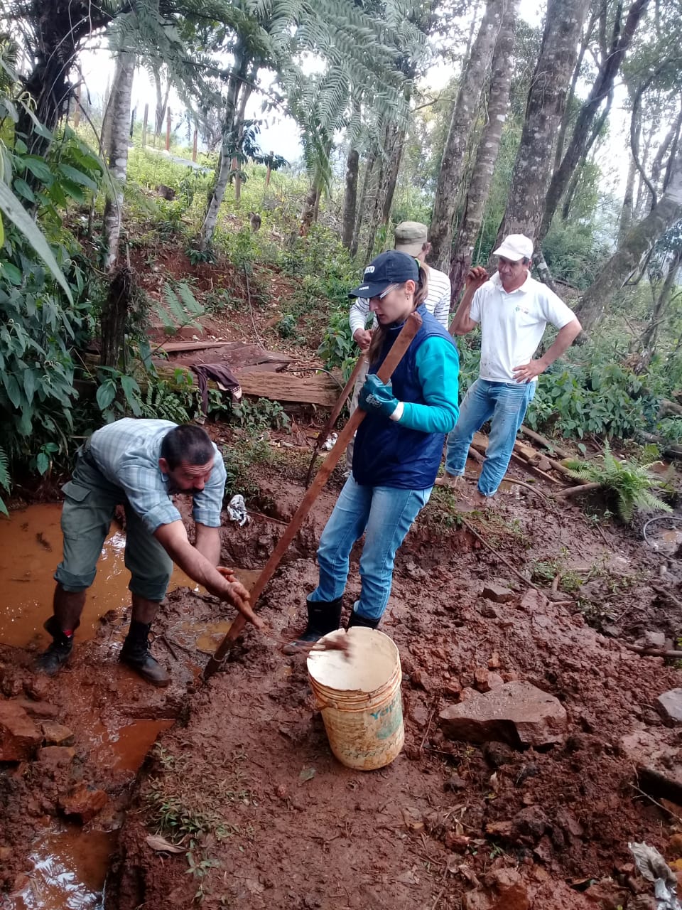 ESCUELA SATELITE N° 904 RECIBE APOYO PARA LA REALIZACIÓN DE RESERVORIO DE AGUA