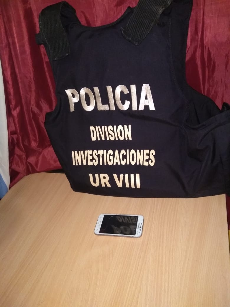 SAN VICENTE: AHORA LA POLICÍA HALLÓ TELÉFONO ROBADO DEBAJO DEL ASIENTO DE UNA MOTO RECUPERADA AYER