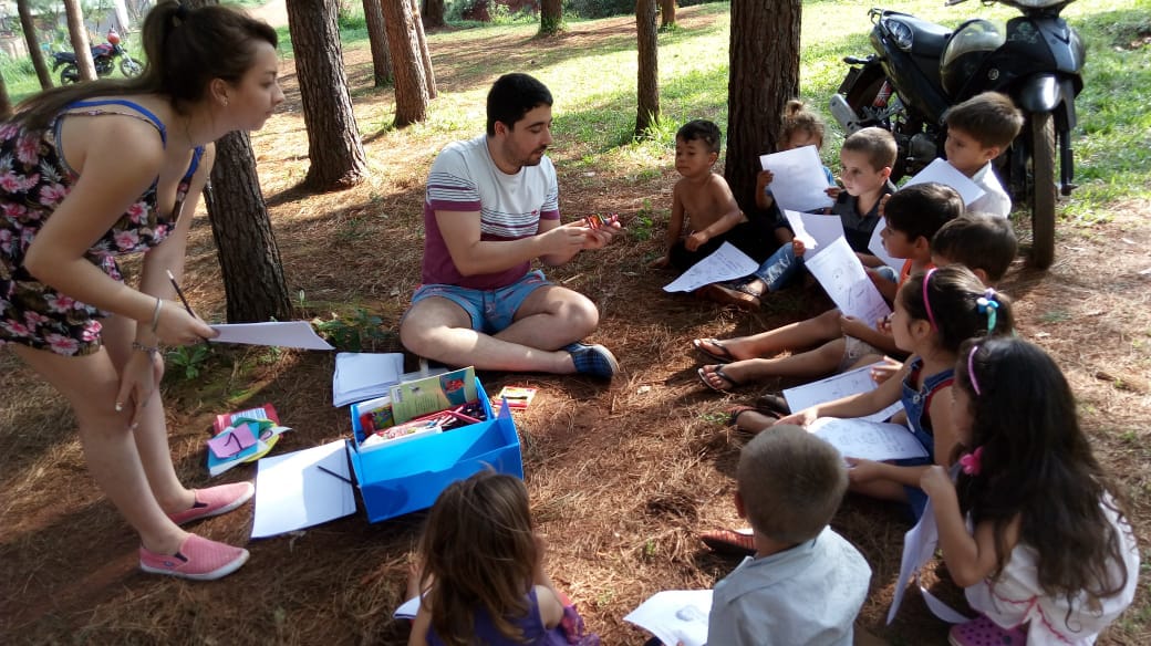 SAN PEDRO: TRABAJAN CON NIÑOS DEBAJO DE LOS PINOS