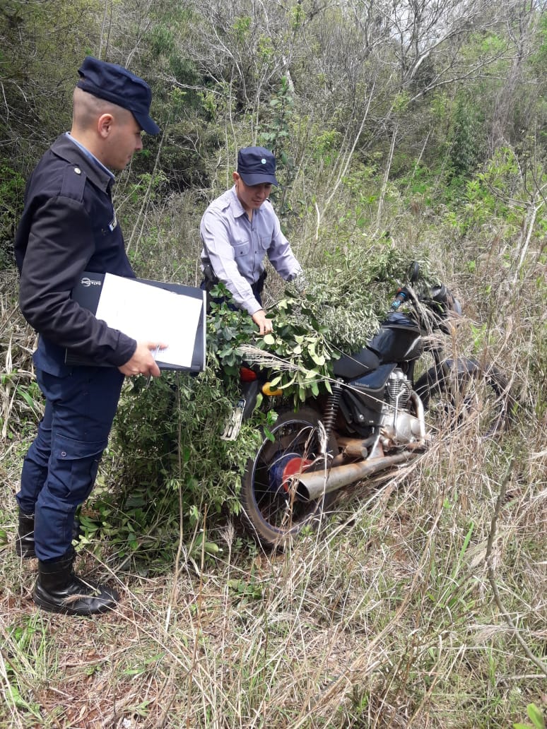 SAN VICENTE: EN PLENO OPERATIVO POLICÍAS RECUPERARON UNA MOTOCICLETA DE DUDOSA PROCEDENCIA