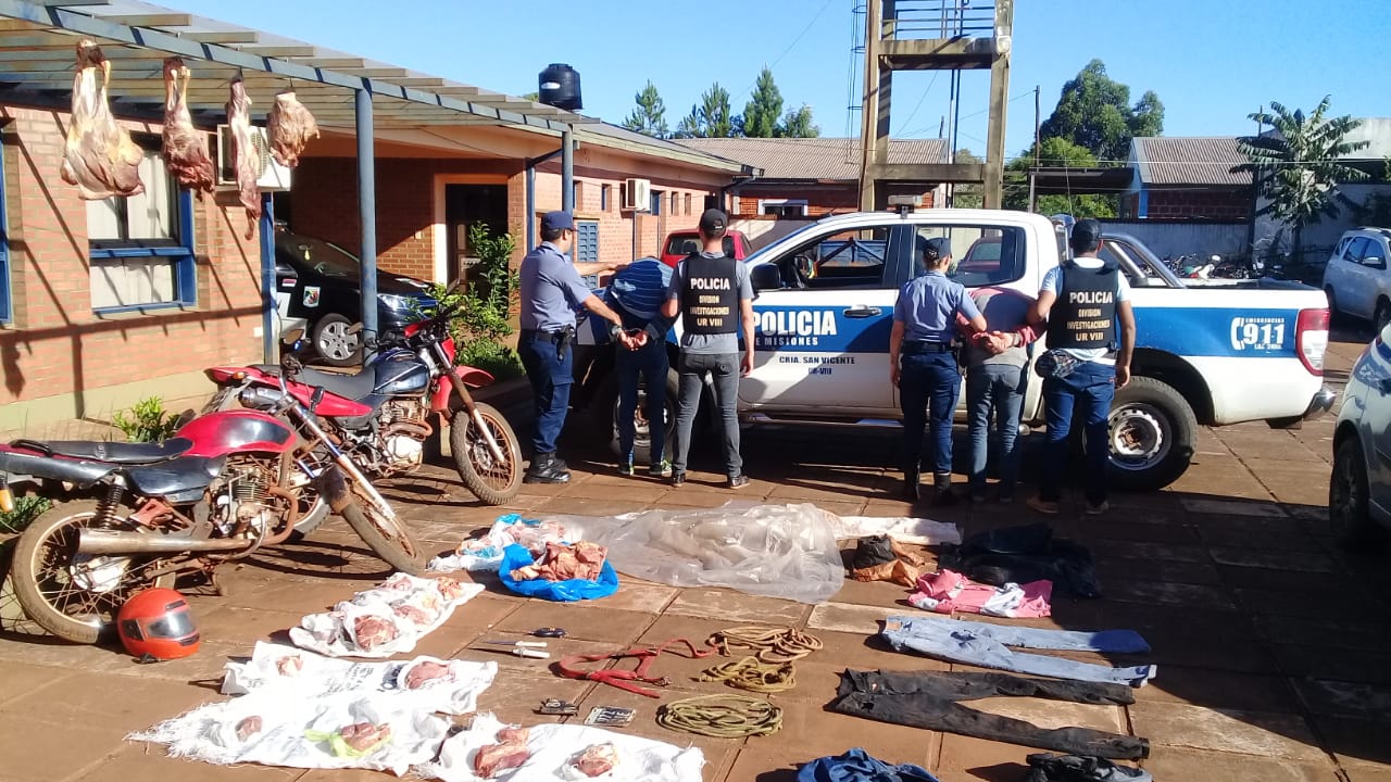 ABIGEATO EN SAN VICENTE: DETUVIERON A 2 HOMBRES, SECUESTRARON 115 KG DE CARNE, CUCHILLOS Y 2 MOTOCICLETAS.