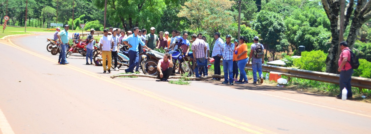 AHORA: SAN PEDRO: TAREFEROS AUTOCONVOCADOS CORTAN LA RUTA NACIONAL N° 14