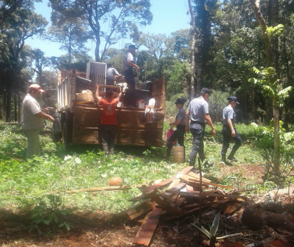 SAN PEDRO: DESALOJARON PREDIO OCUPADO POR VARIAS  FAMILIAS