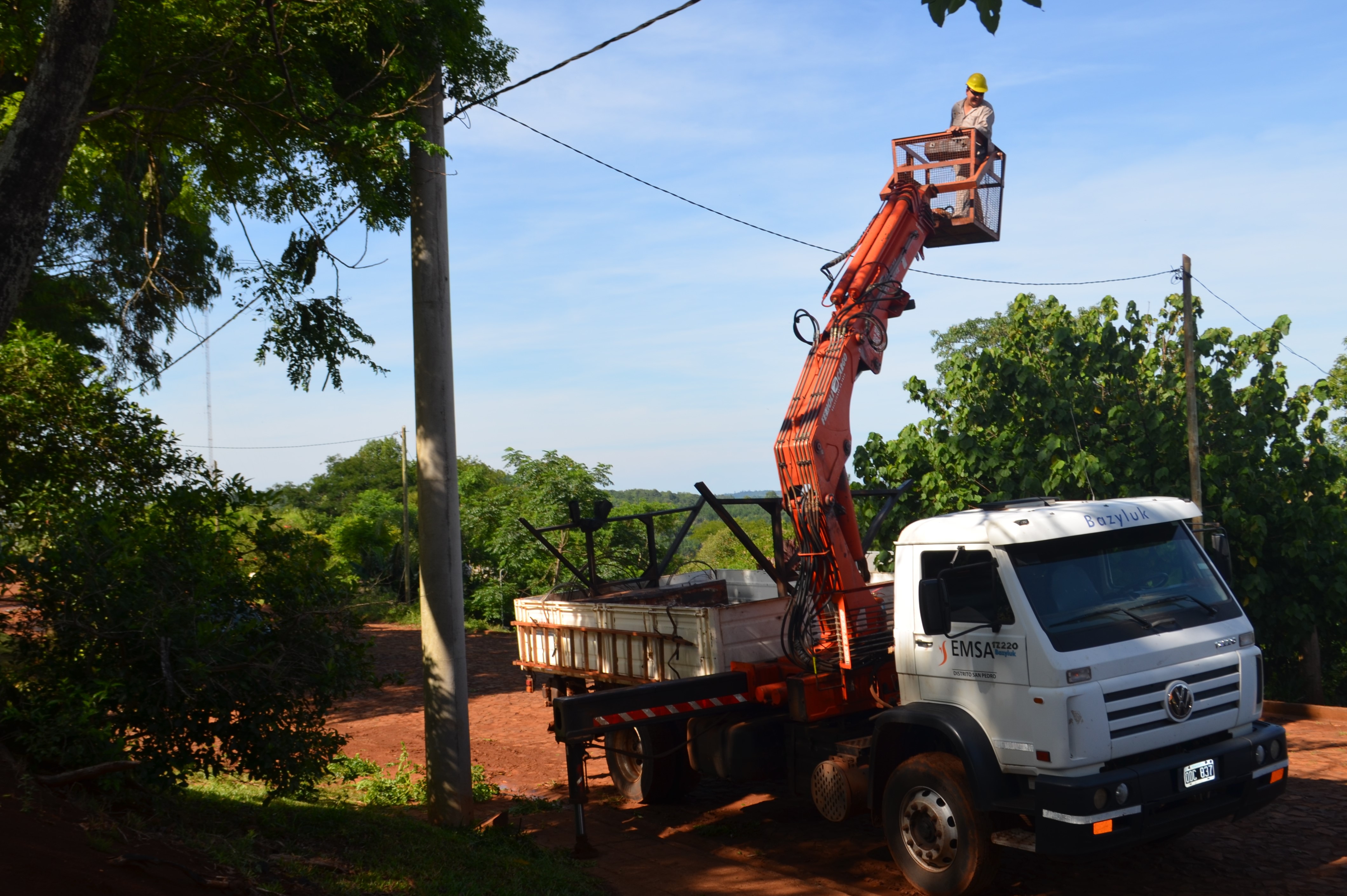 COLONIA PARAÍSO: OPERARIOS DE EMSA REALIZAN  TAREAS EN UNA LÍNEA DE ALTA TENSIÓN