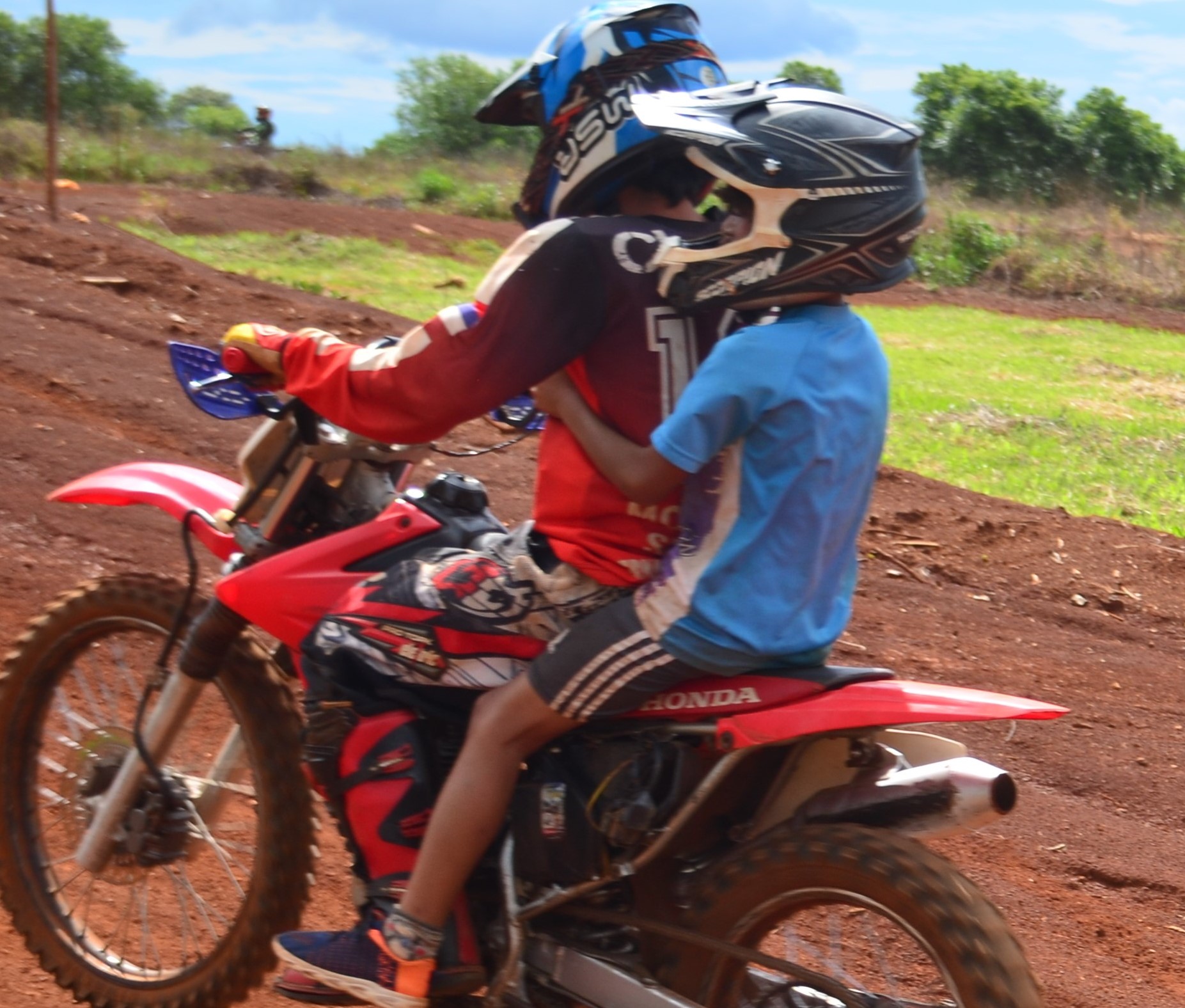 “YO PENSÉ QUE NUNCA ME SUBIRÍA A UNA MOTO” LE DIJO UN NIÑO AL PILOTO Y LO EMOCIONÓ