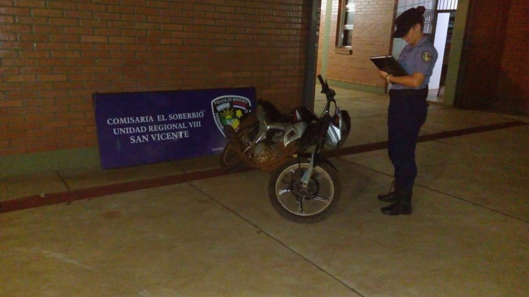 LA POLICÍA RECUPERÓ UNA MOTOCICLETA ROBADA EN EL SOBERBIO