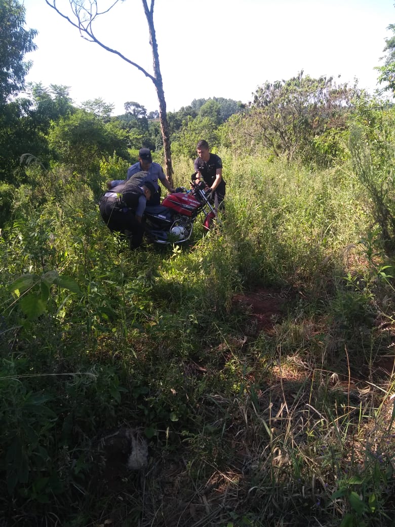 RECUPERARON UNA MOTOCICLETA ROBADA Y ABANDONADA EN UN TERRENO VALDÍO EN SAN VICENTE