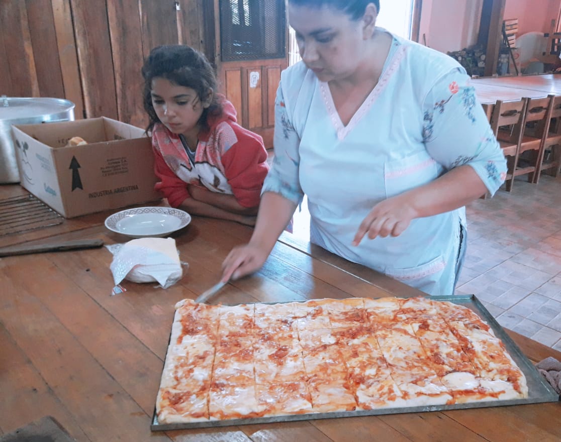 VÍSPERAS DE PASCUAS: EMPANADAS DE ATÚN Y PIZZAS CASERAS EN ESCUELA N° 892