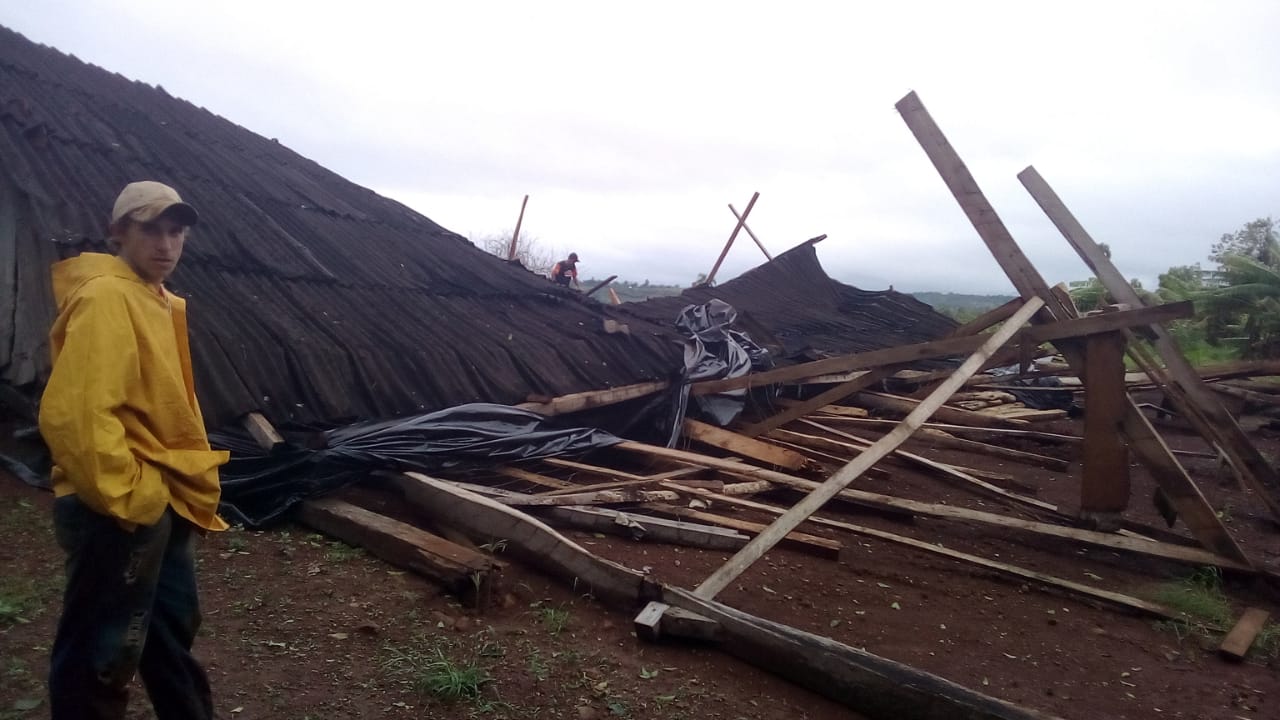 POZO AZUL: VICEGOBERNACIÓN ASISTE A PERSONAS AFECTADAS POR LA TORMENTA DE ESTE MEDIODÍA