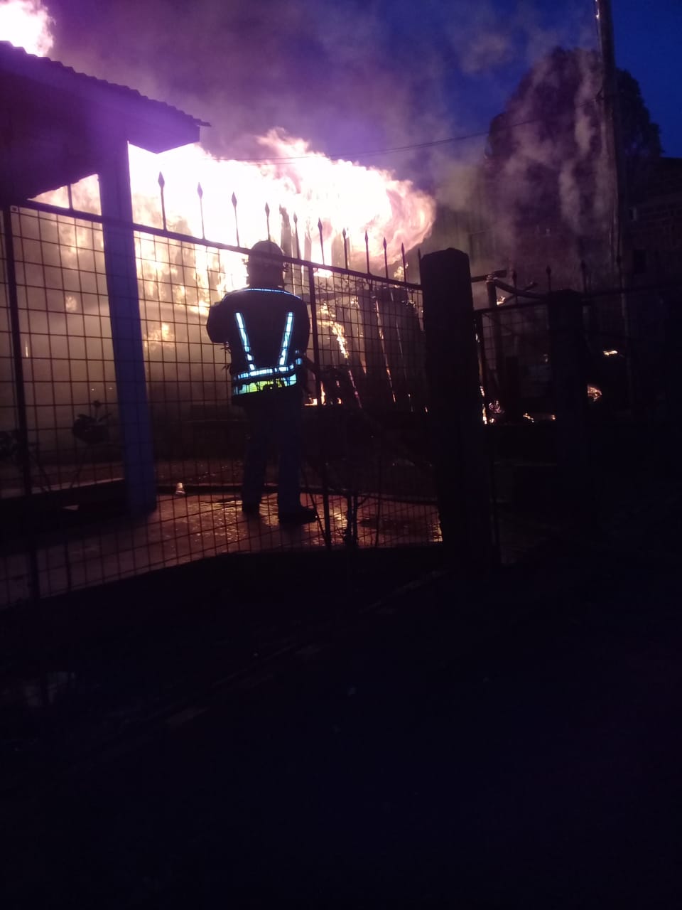 POLICÍAS Y BOMBEROS SOFOCARON EL INCENDIO DE UNA VIVIENDA EN SAN VICENTE