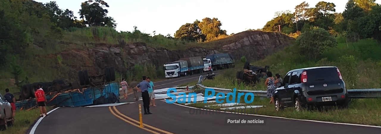 SAN PEDRO: CAMIÓN VOLCÓ LUEGO DE QUE SE DESPRENDIÓ EL ACOPLADO