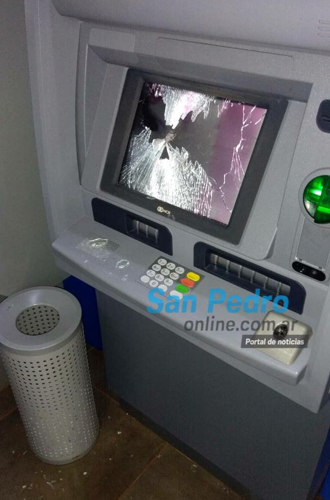 VANDALISMO EN SAN PEDRO: A PALAZOS DAÑARON LA SUCURSAL DEL BANCO MACRO