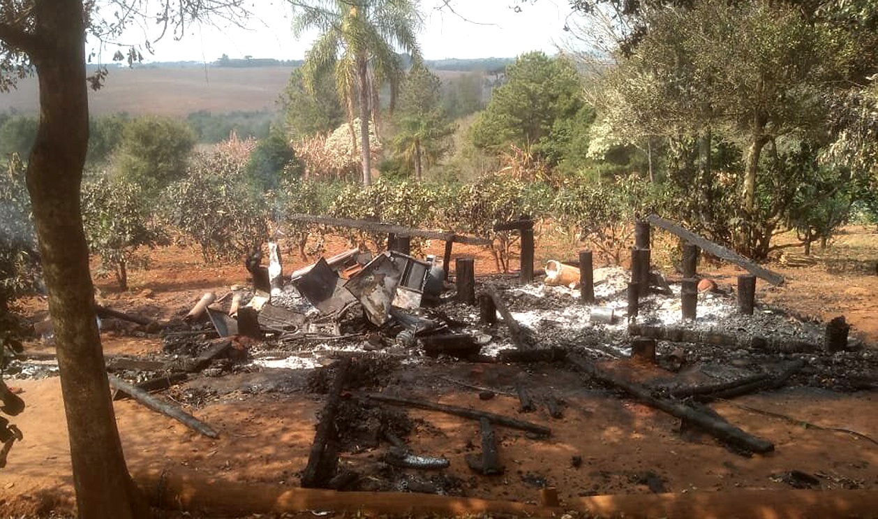 SAN PEDRO: INCENDIO CONSUME POR COMPLETO UNA VIVIENDA