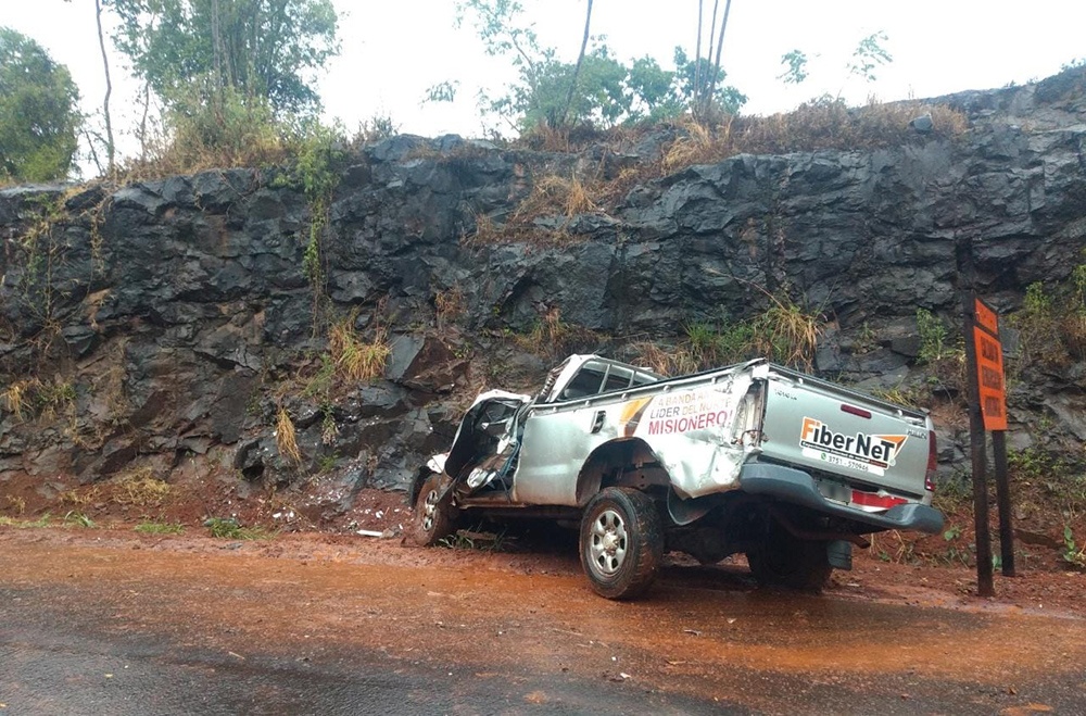 POZO AZUL: UNA CAMIONETA DESPISTÓ SOBRE LA RUTA 17