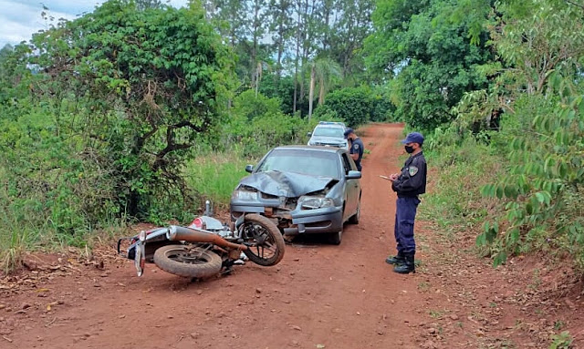 UNA MOTO Y UN AUTO CHOCARON EN COLONIA LAS MINAS