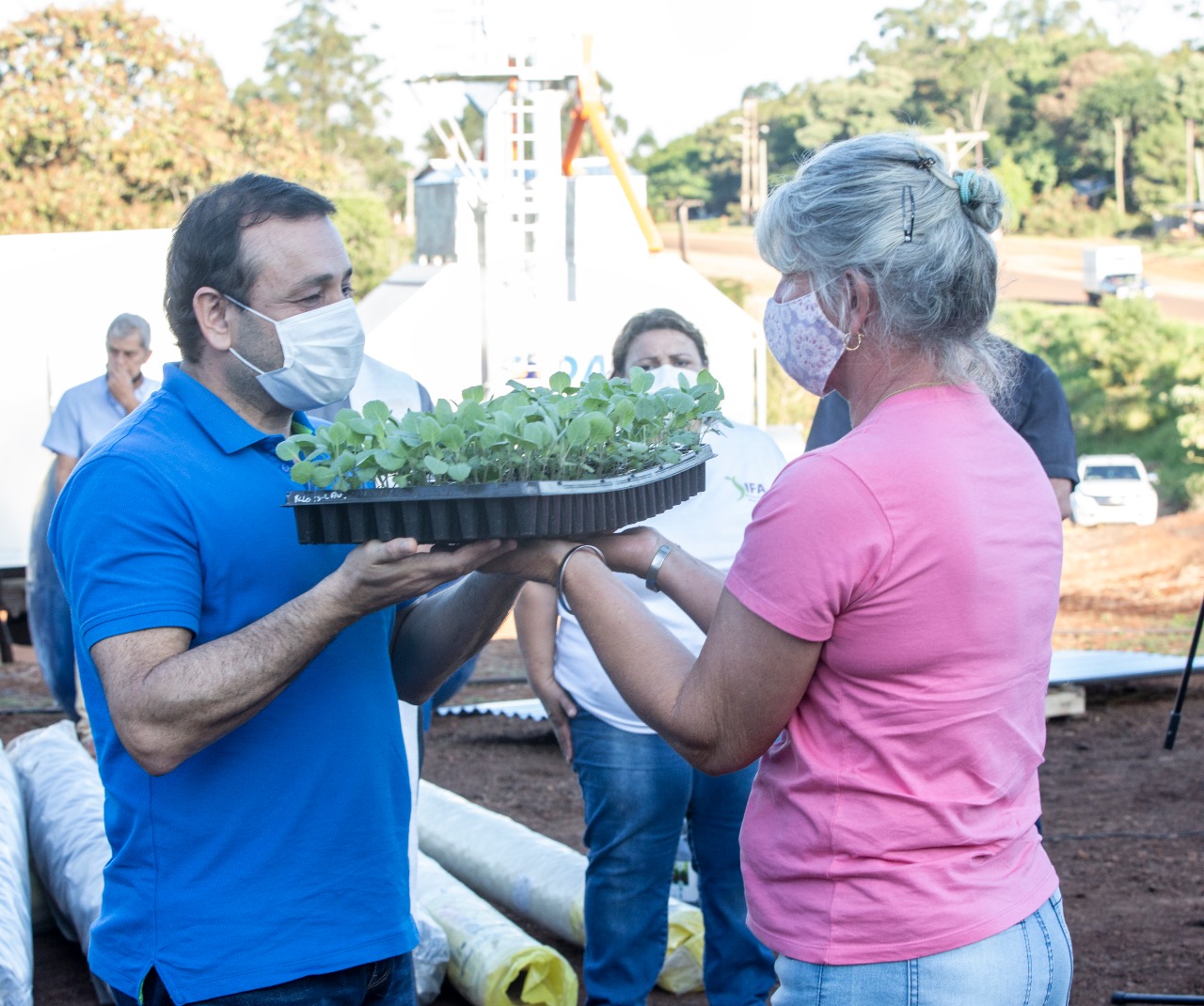 POZO AZUL: EL GOBERNADOR ENTREGÓ INSUMOS A PRODUCTORES Y A COOPERATIVA LOCAL