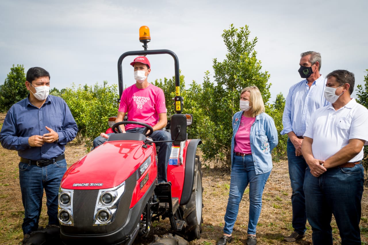 IFAI ENTREGÓ TRACTORES, EQUIPAMIENTOS AGRÍCOLAS Y FERTILIZANTES EN APÓSTOLES