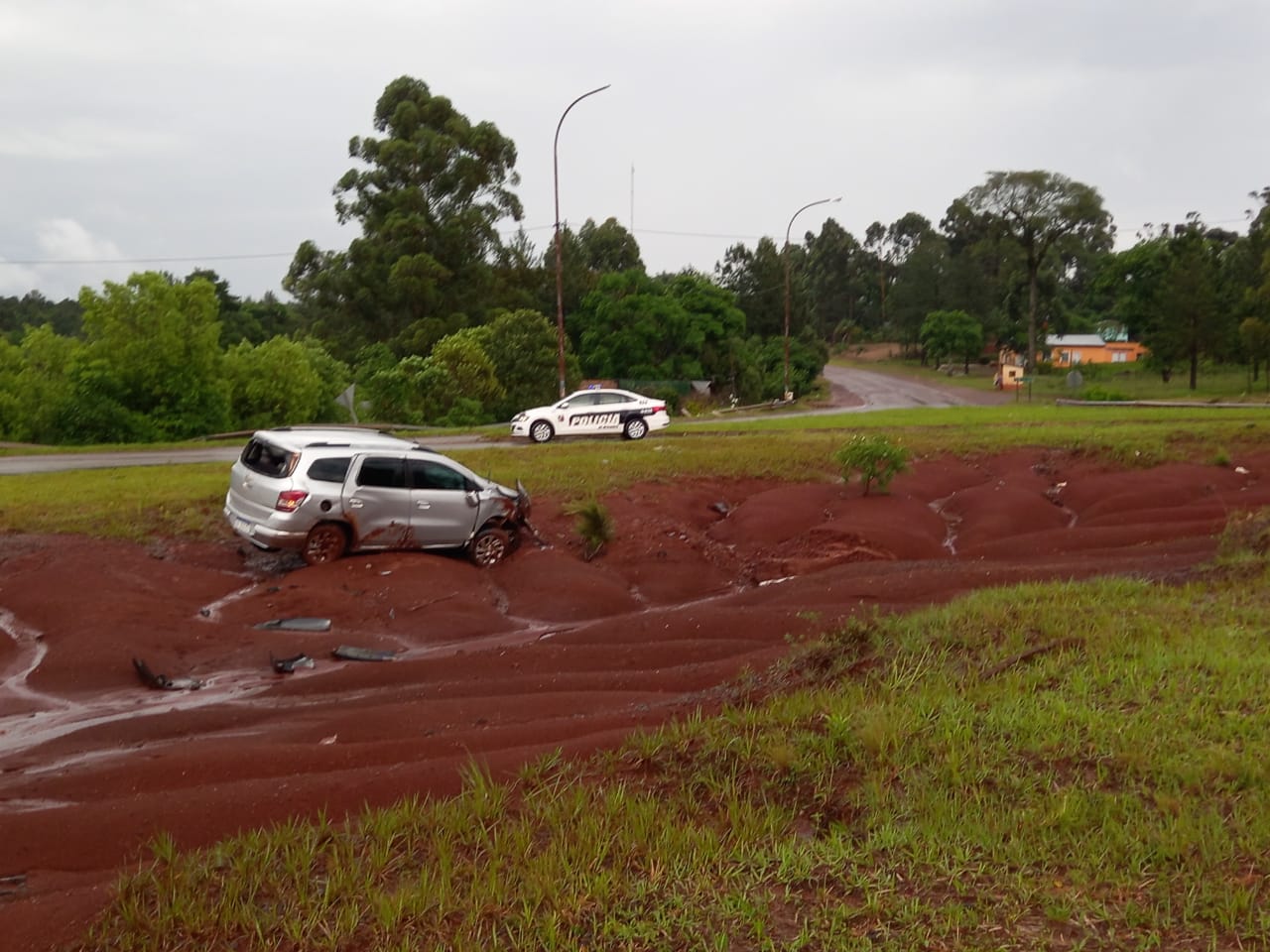 SAN PEDRO: OTRO DESPISTE EN LA ROTONDA DE GRAMADO