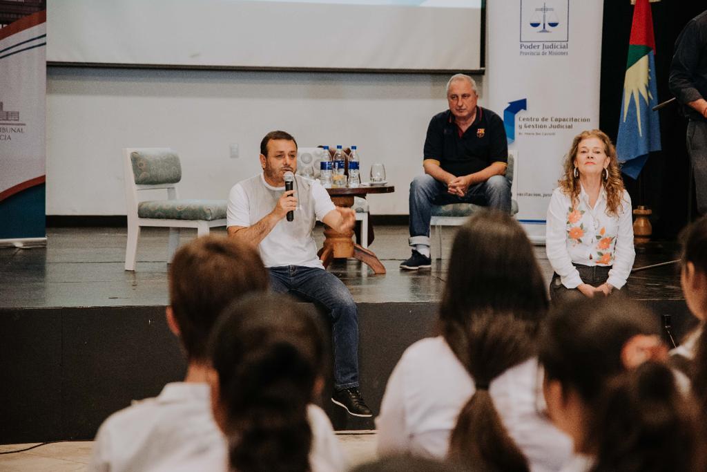 “JUECES EN LA ESCUELA” LLEGÓ A SAN VICENTE JUNTO A MÁXIMAS AUTORIDADES DE LOS TRES PODERES DEL ESTADO PROVINCIAL