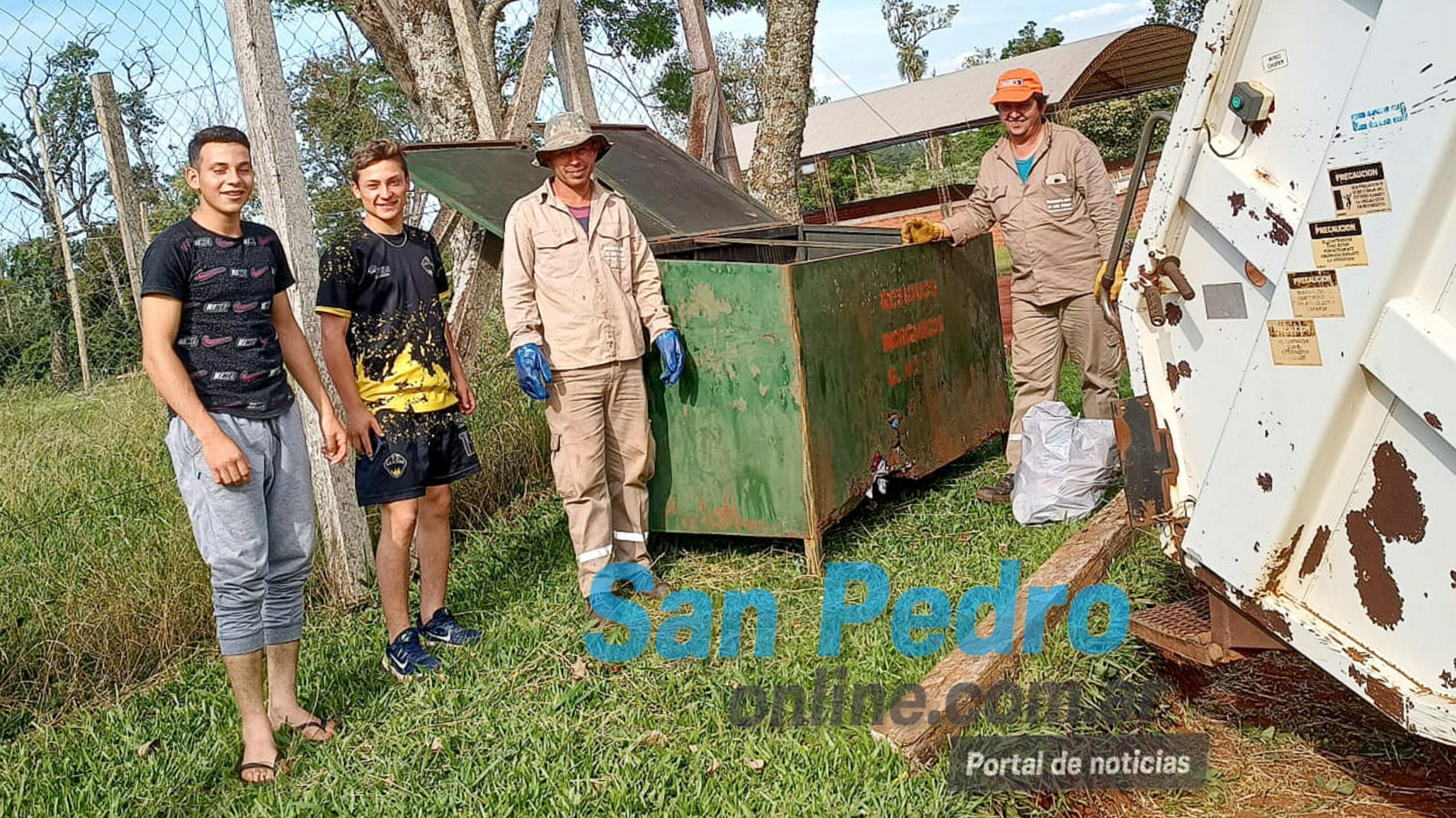 TENIAN QUE LLEVAR LA BASURA DESDE LA COLONIA HASTA EL PUEBLO Y ESTUDIANTES LOGRARON QUE INGRESE EL CAMIÓN RECOLECTOR