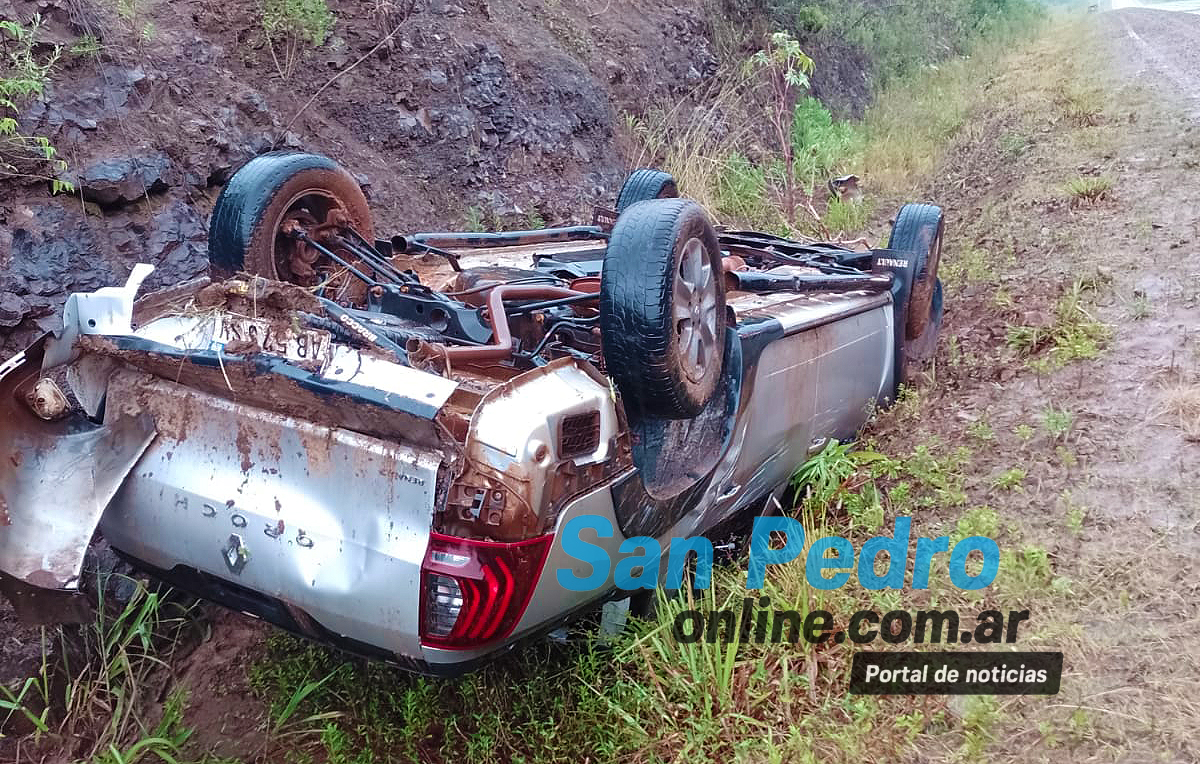 SAN PEDRO: TRES PERSONAS ATRAPADAS EN UN DESPISTE SOBRE RUTA NACIONAL 14