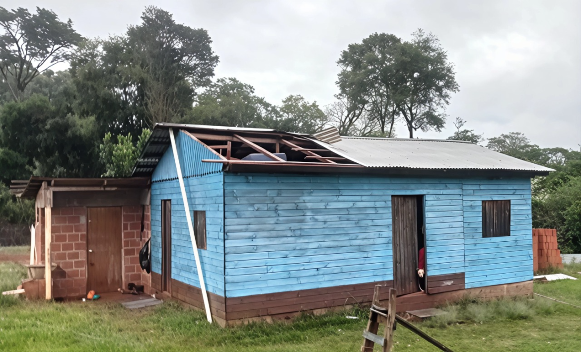 Fuertes vientos provocaron voladuras de techos y cortes de luz en la zona de Tobuna