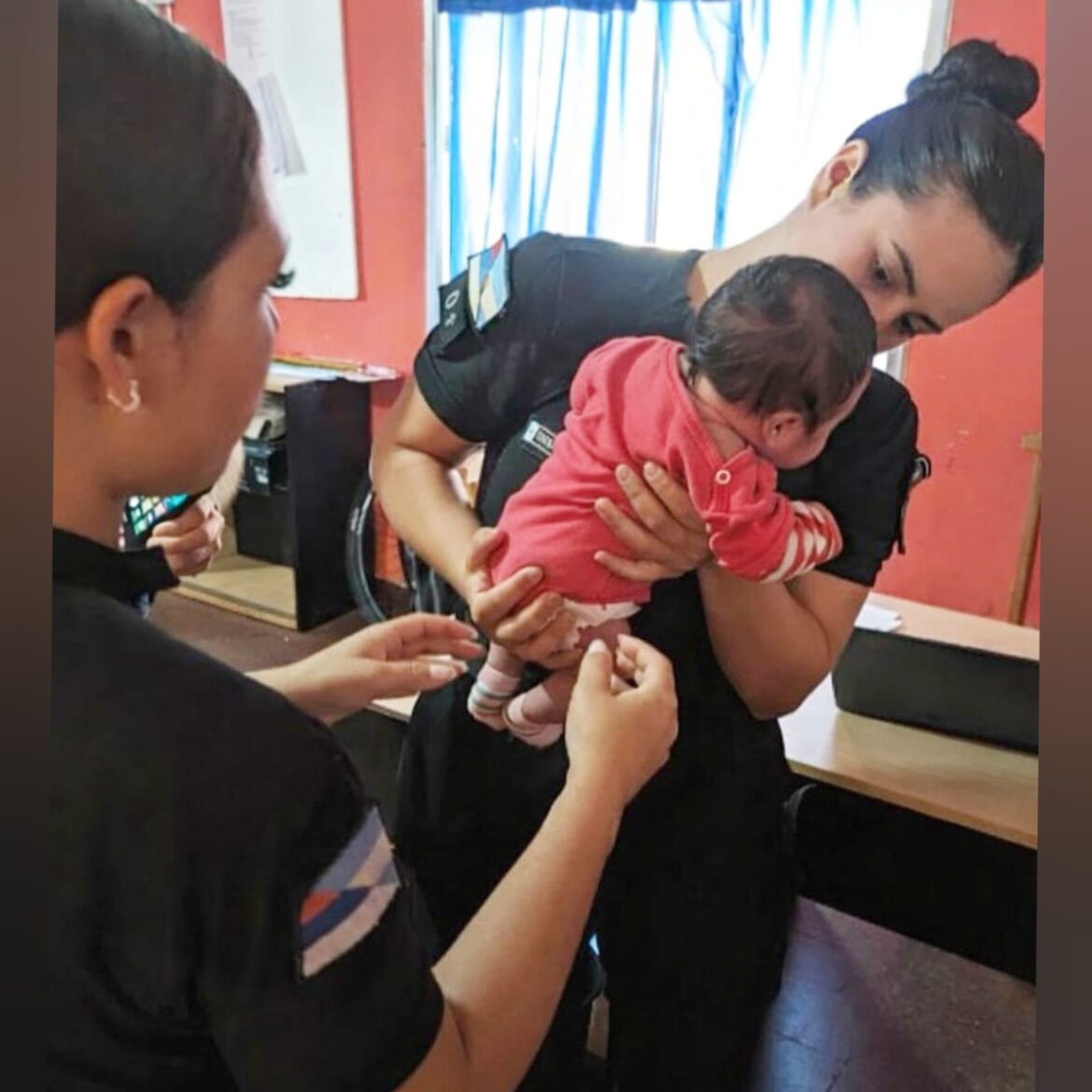 Terciados Paraiso: Rápida asistencia policial salvó la vida de una bebé de un mes