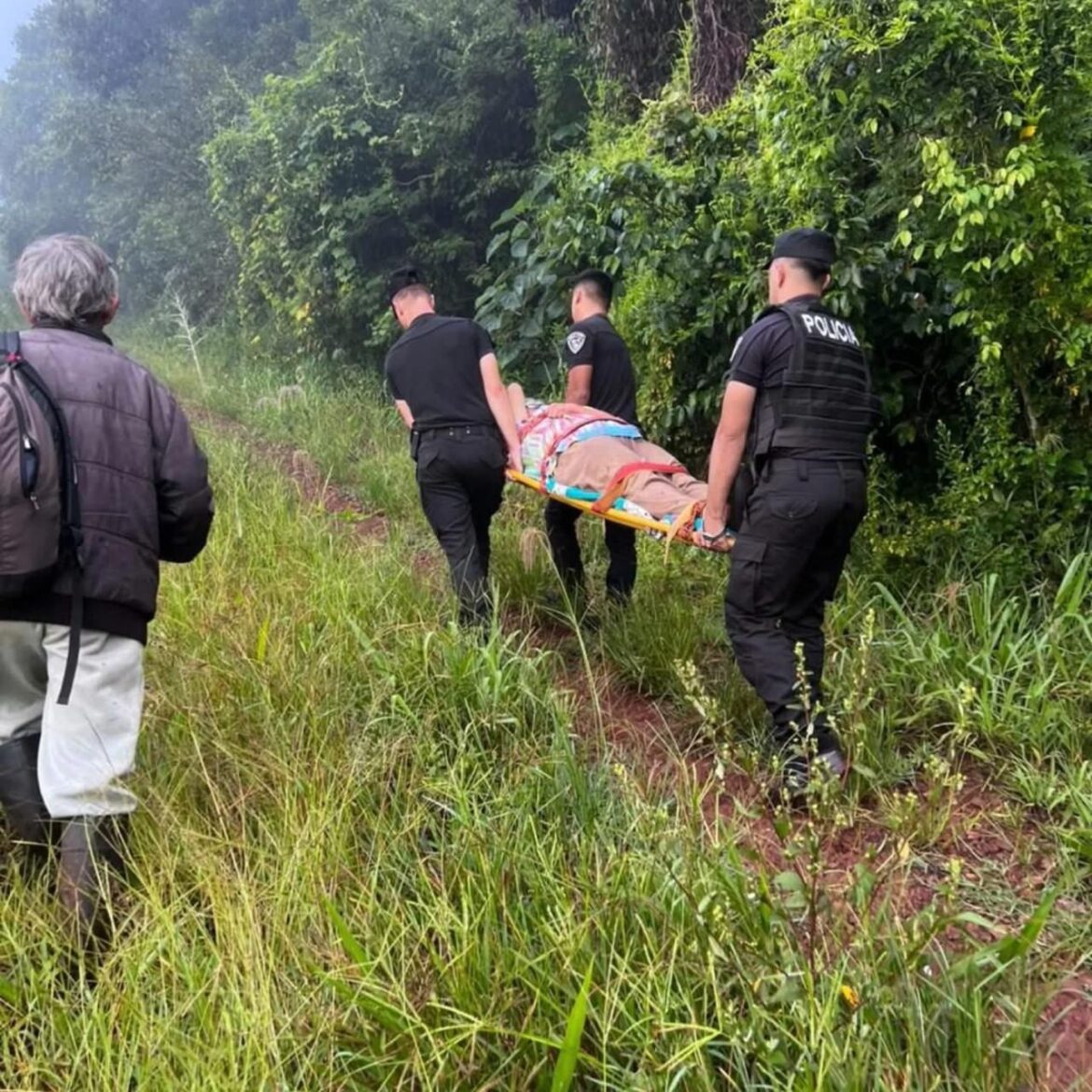 Efectivos de Pozo Azul auxiliaron a una mujer en una chacra