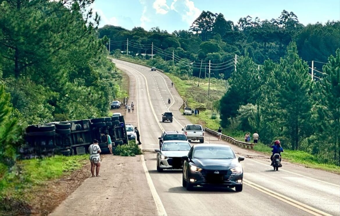 Camión volcó sobre la Ruta Nacional 14 en San Pedro y no hubo heridos