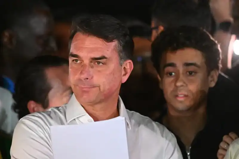 Flávio Bolsonaro habría salido de Brasil por Misiones rumbo a Estados Unidos